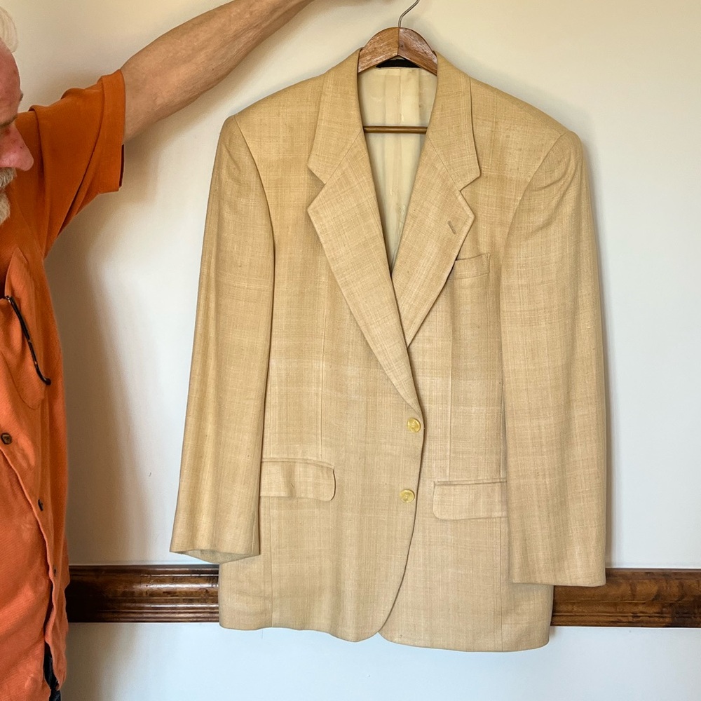 Versatile Tan Blazer with Textured Fabric and Classic Tailoring